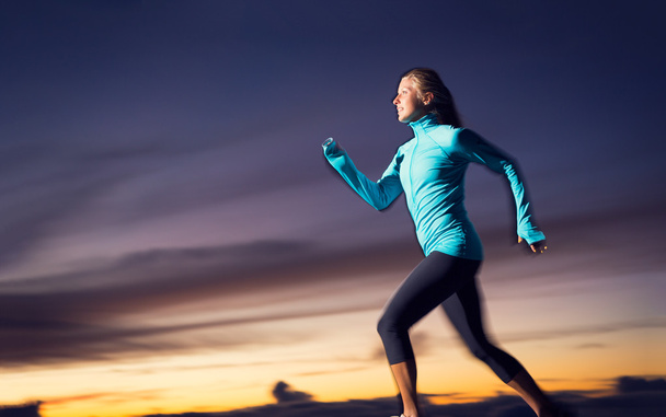 sportovní žena běží na západ slunce za soumraku s pohybem rozostření - Fotografie, Obrázek
