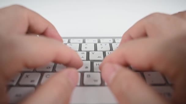 Повільний рух. Крупним планом руки людини, що друкуються на клавіатурі комп'ютера
. - Кадри, відео