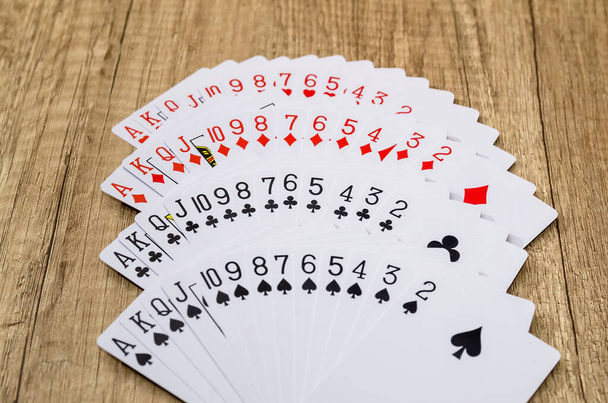 cartas de jogar na mesa
 - Foto, Imagem