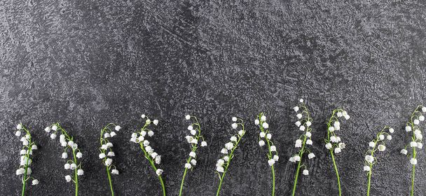 Bouquet von zarten Maiglöckchen auf dunklem Hintergrund. Schöner Frühling Stillleben Konzept. - Foto, Bild