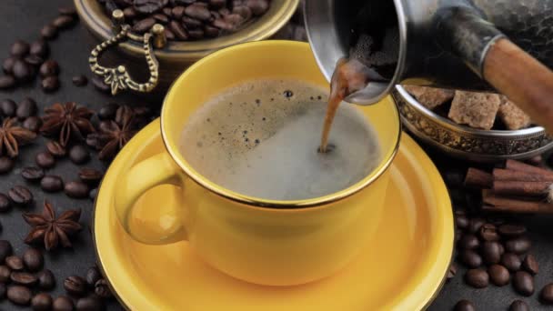 Кава з парою, наливається з кав'ярні в чашку
 - Кадри, відео