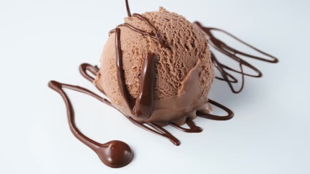 chocolat fondu verser sur la crème glacée, au ralenti
  - Séquence, vidéo