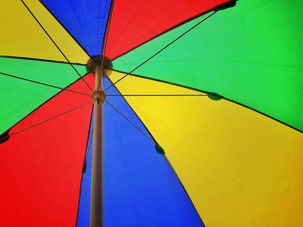 Detailní záběr velkého barevného deštníku v létě. - Fotografie, Obrázek
