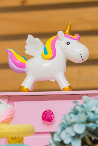 unicornio de porcelana utilizado para la decoración de fiestas infantiles en Brasil
 - Foto, imagen