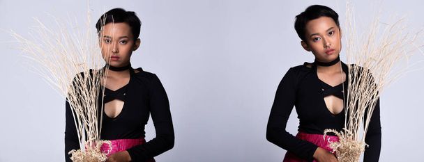 Teenager Junge Asiatin als kurzes Modell trägt schwarzes Hemd und neonrosa kurzen Rock gehalten getrockneten Ast Baum mit Nasenring, Studio Beleuchtung graue Hintergründe isoliert, Collage Gruppe Pack Porträt - Foto, Bild