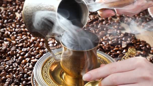 Caffè con vapore versato da una caffettiera in una tazza
 - Filmati, video