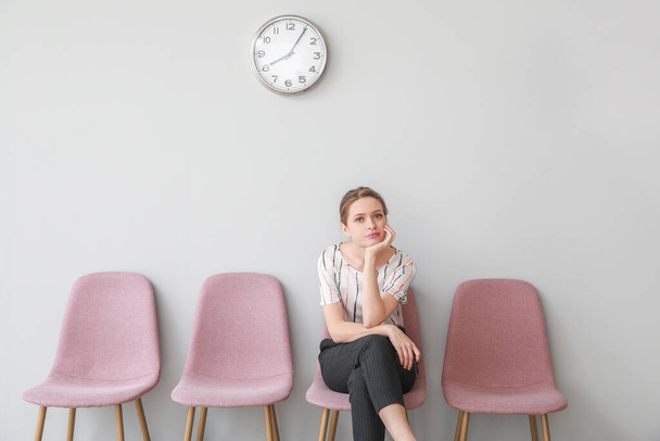 Mujer joven esperando entrevista de trabajo en el interior
 - Foto, imagen