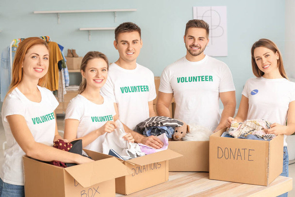 Команда волонтерів з пожертвами для бідних людей у приміщенні
 - Фото, зображення