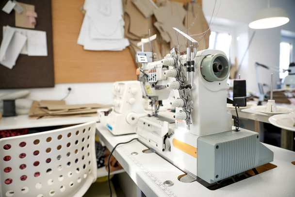 Equipamento de costura moderno na oficina de alfaiate
 - Foto, Imagem