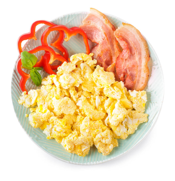 Тарелка с вкусной яичницей и беконом на белом фоне
 - Фото, изображение
