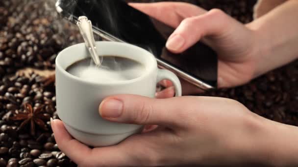Warme koffie in een kopje met stoom op een oude achtergrond. - Video