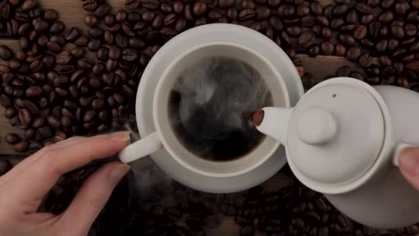Kahve fincanından kahve fincanına buharlı kahve döküldü. - Video, Çekim