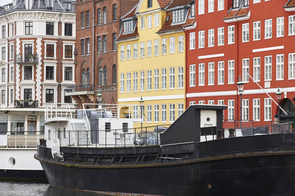 Traditionele kleurrijke gevels in het centrum van Kopenhagen. Nyhavn gebied. Denemarken  - Foto, afbeelding