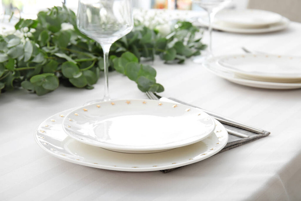 Schöne Tischdekoration für Hochzeitsfeier im Restaurant - Foto, Bild