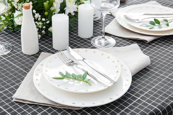 Beau décor de table pour la célébration de mariage au restaurant
 - Photo, image