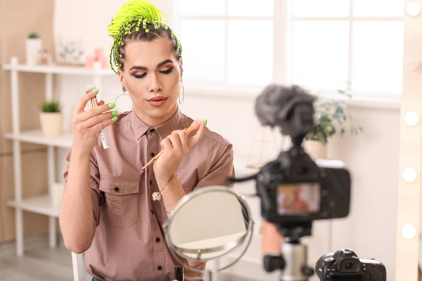 Трансгендерный блогер красоты записывает видео дома
 - Фото, изображение
