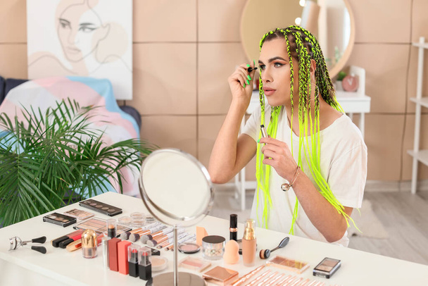 Transgender žena aplikující make-up doma - Fotografie, Obrázek