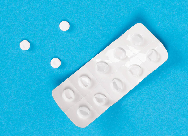 Tablettenstreifen isoliert auf blauem Hintergrund - Foto, Bild