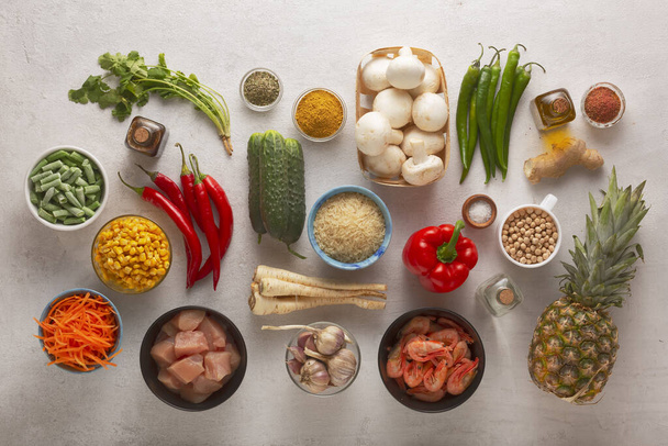健康食品は健康的な食事の基盤です。伝統的な東洋料理とタイ料理 - 写真・画像