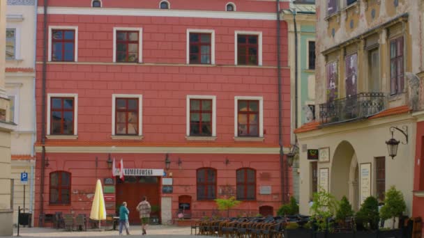 Lublin Polonya, renkli yüzlü Eski Şehir Caddesi. - Video, Çekim