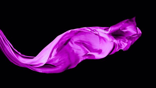 Гладкая элегантная фиолетовая прозрачная ткань изолирована на черном фоне. Текстура летающей ткани
. - Фото, изображение
