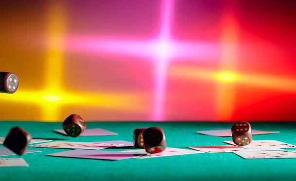 Holzwürfel auf dem Casino-Tisch in Bewegung. Konzept des Glücksspiels.  - Foto, Bild