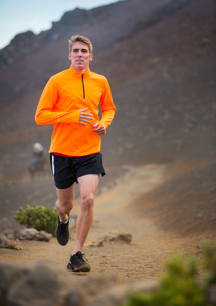 atletische man loopt joggen buiten, opleiding - Foto, afbeelding