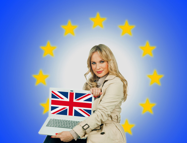 Frau mit Laptop und Flagge des Vereinigten Königreichs - Foto, Bild