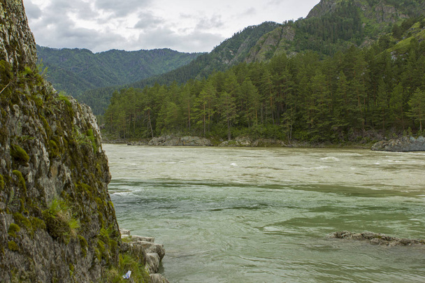 Górska rzeka ze skałą na pierwszym planie - Zdjęcie, obraz