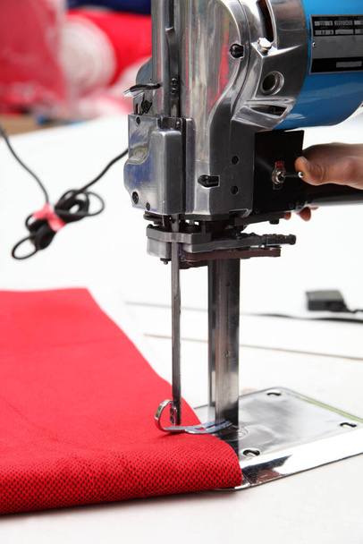 Šicí stroj a textilie v textilní továrně - Fotografie, Obrázek