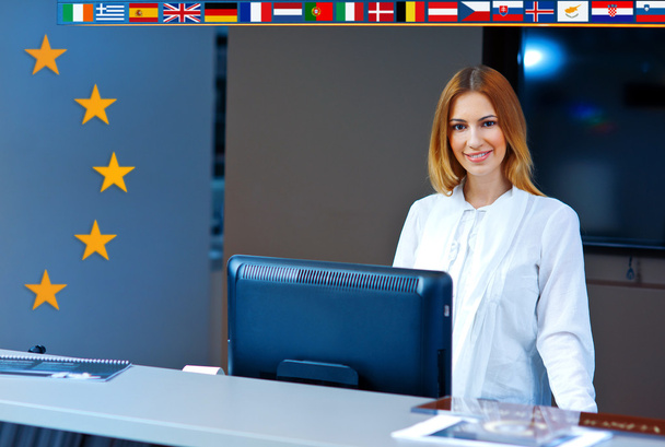mujer en recepción con banderas europeas
 - Foto, Imagen