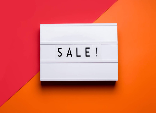 lightbox em que a venda é escrita em um fundo laranja e vermelho. minimalismo
 - Foto, Imagem