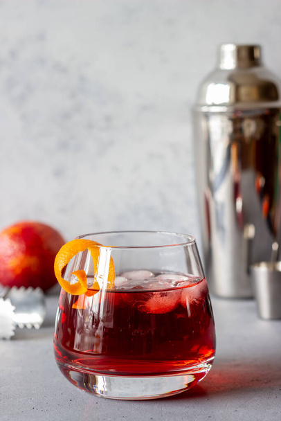 Negroni cocktail. Bitter, gin, vermouth ice Bar Recipes Alcoholic beverages - Zdjęcie, obraz