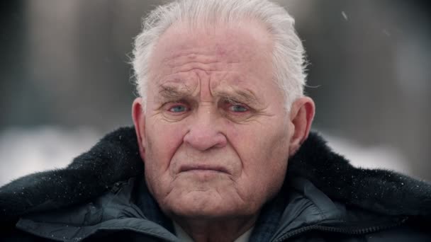 An elderly smiling man with golden teeth looking in the camera - Felvétel, videó