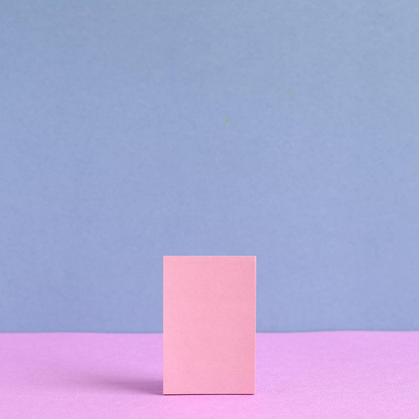 Ροζ σημείωμα χαρτί, κολλώδεις σημειώσεις σε ροζ και μωβ φόντο - Φωτογραφία, εικόνα