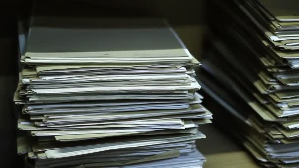 Dokumente schließen sich im Archiv. Archivierte alte Akten, Papiere, Papierstapel.  - Filmmaterial, Video