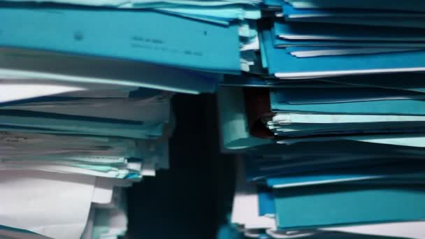 Documenten sluiten af in het archief. Gearchiveerd oude bestanden, papieren, stapels papieren.  - Video