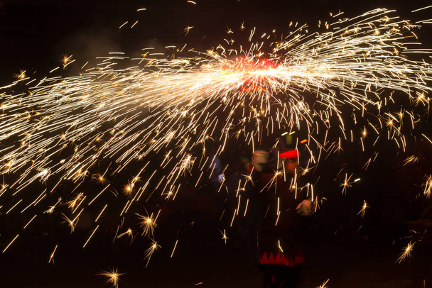 Danse, feu et démons, folklore et fête méditerranéenne où le feu est le protagoniste ; fin du carnaval. Partie dans laquelle les démons avec le feu marchent à travers la ville. Festival populaire de Catalogne
. - Photo, image