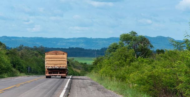 Immagine di un camion per il trasporto merci che corre sull'autostrada brasiliana nel sud del paese. Infrastrutture di trasporto e logistica
. - Foto, immagini