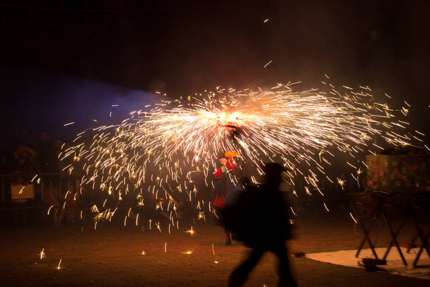 踊り、火と悪魔、民間伝承や地中海の祭りは、火災が主人公です。カーニバルの終わり。火を持った悪魔たちが街を歩くパーティー。カタルーニャの人気祭り. - 写真・画像
