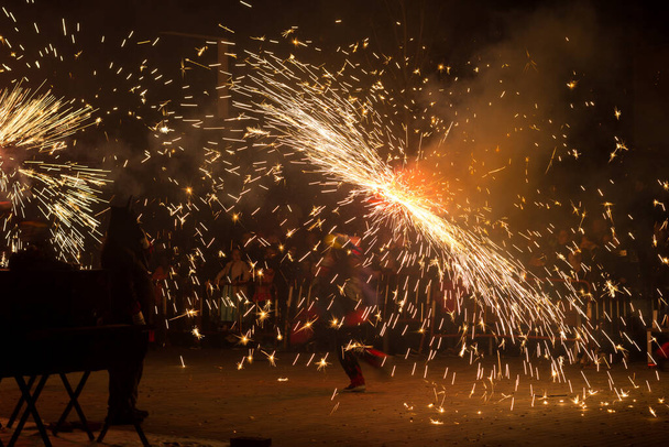 Dans, vuur en duivels, folklore en mediterraan festival waarin vuur de hoofdrol speelt; einde van Carnaval. Feest waarin de duivels met vuur door de stad lopen. Populair festival van Catalonië. - Foto, afbeelding