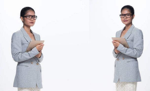 20er Jahre asiatische Geschäftsfrau stehen formell ordnungsgemäße Anzug Rock Brille, Studio Beleuchtung weißer Hintergrund isoliert, Anwalt Boss handeln posiert Lächeln smart aussehen digitale Tablet-Kommunikation, Gruppenpackung Collage - Foto, Bild