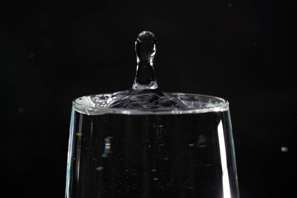Gouttes d'eau photographiées avec des flashs higspeed et compte-gouttes en studio - Photo, image