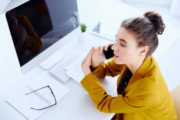 Top pohled na obchodní žena s desktop mluví po telefonu ve své kanceláři - Fotografie, Obrázek