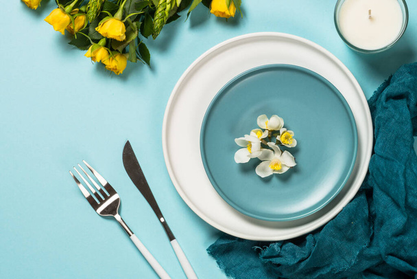 Frühling Tischdekoration mit Blumenoberseite. - Foto, Bild