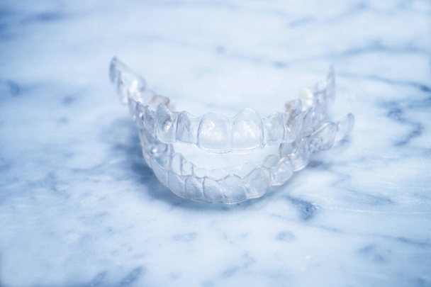 Allineatore dentale trasparente. Parte superiore e inferiore
 - Foto, immagini