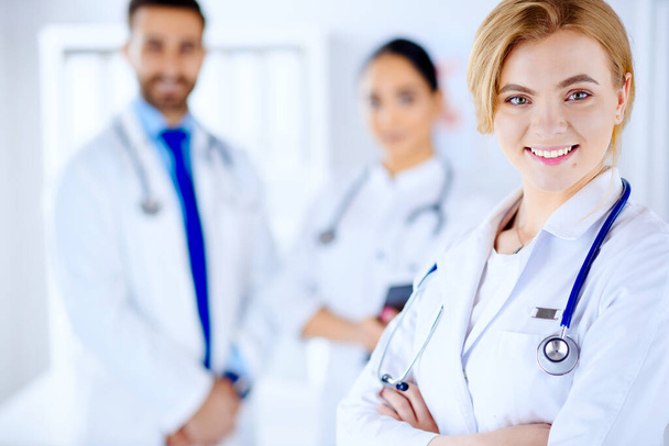 Equipe médica de médicos sorridentes, homens e mulheres no escritório, isolados em fundo branco
 - Foto, Imagem