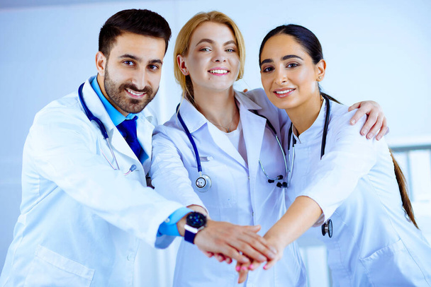 Multirracial equipe médica empilhando mãos no hospital
 - Foto, Imagem