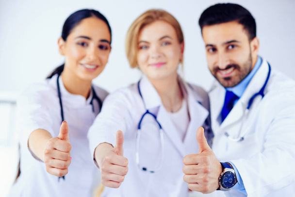 Arab and european doctors shows thumb up. Healthcare concept - Φωτογραφία, εικόνα