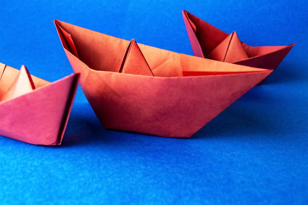 Barcos rojos de papel sobre fondo azul
 - Foto, imagen
